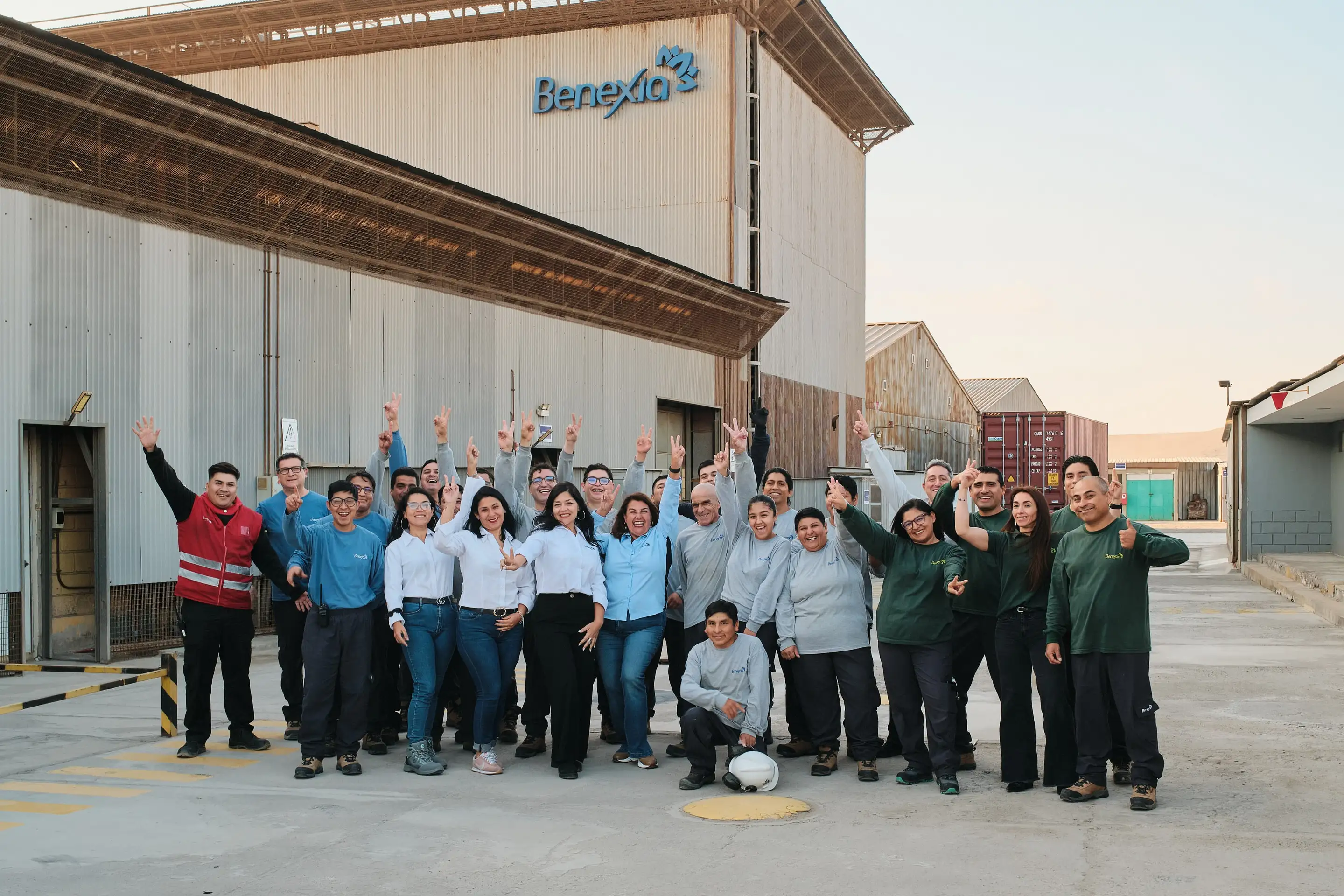 El equipo de Benexia frente a la planta de Arica
